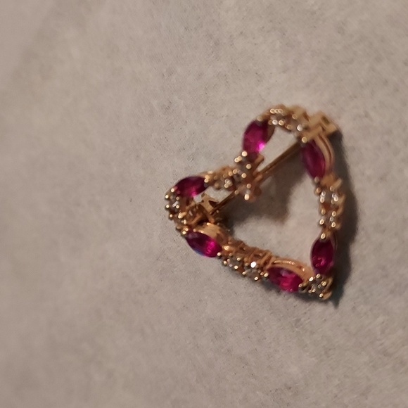 Heart Shaped Pin With Diamond & Ruby Stones in Gold - Picture 3 of 9